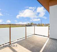 ALL INCLUSIVE I 3 IZBOVÉ BYTY S TERASOU, SO ZÁHRADOU + 2 PARK. MIESTA - Balkón 3-izbového bytu v Kráľovom Brode s výhľadom na okolitú krajinu.