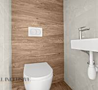 ALL INCLUSIVE I 3 IZBOVÉ BYTY S TERASOU, SO ZÁHRADOU + 2 PARK. MIESTA - Toaleta s podlahou s dreveným dekorom a bielym umývadlom v 3-izbovom byte.