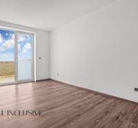 ALL INCLUSIVE I 3 IZBOVÉ BYTY S TERASOU, SO ZÁHRADOU + 2 PARK. MIESTA - Svetlá izba s podlahou s dreveným dekorom a veľkým oknom v 3-izbovom byte.