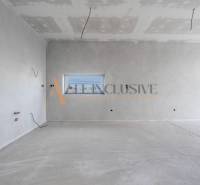 ALL INCLUSIVE I 3 IZBOVÉ BYTY S TERASOU, SO ZÁHRADOU + 2 PARK. MIESTA - Prázdna izba v 3-izbovom byte s nedokončenými stenami a stropom.