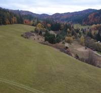 Rozľahlý pozemok pre individuálnu rekreáciu- Čertov 91.147m2 - Kopcovitá krajina s lesmi a domami na Rekreačných pozemkoch v Čertove, Lazy pod Makytou.