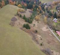 Investičný pozemok pre individuálnu rekreáciu- Čertov 91.147m2 - Vzdušný pohľad na rekreačné pozemky v Čertove, Lazy pod Makytou, obklopené prírodou a lesmi.