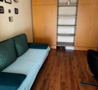 Prenájom 3izb. zariadeného bytu na Jazdeckej ul., Nové Zámky - Izba v 3-izbovom byte s podlahou s dreveným dekorom a vstavanými skriňami.