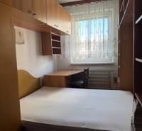 Prenájom 3izb. zariadeného bytu na Jazdeckej ul., Nové Zámky - Spálňa v 3-izbovom byte s posteľou, skriňami a oknom s čipkovanými záclonami.