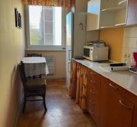 Prenájom 3izb. zariadeného bytu na Jazdeckej ul., Nové Zámky - Kuchyňa v 3-izbovom byte s podlahou s dreveným dekorom a nábytkom v teplých farbách.