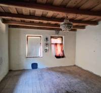 Vidiecky dom v Zemplínskej Teplici - Miestnosť v rodinnom dome s dreveným stropom a podlahou s dreveným dekorom.