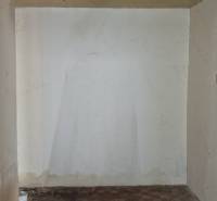 Vidiecky dom v Zemplínskej Teplici - Interiér rodinného domu s poškodeným stropom a dlážkou so stopami poškodenia.