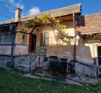 Vidiecky dom v Zemplínskej Teplici - Rodinný dom na Okružnej ulici v Zemplínskej Teplici s verandou a záhradou.