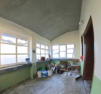 Vidiecky dom v Zemplínskej Teplici - Interiér rodinného domu so starými oknami a podlahou z betónu.