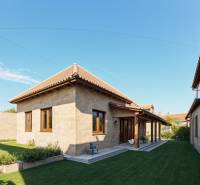 Vidiecky dom v Zemplínskej Teplici - Rodinný dom na Okružnej ulici v Zemplínskej Teplici s trávnatou záhradou a terasou.