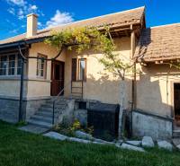 Vidiecky dom v Zemplínskej Teplici - Rodinný dom na Okružnej ulici v Zemplínskej Teplici, s upravenou záhradou a kvetinami.