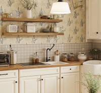 Vidiecky dom v Zemplínskej Teplici - Kuchyňa v rodinnom dome s kvetinovou tapetou, bielymi skrinkami a podlahou s dreveným dekorom.