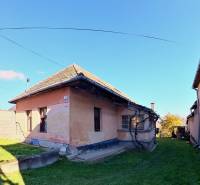 Vidiecky dom v Zemplínskej Teplici - Rodinný dom na Okružnej ulici v Zemplínskej Teplici má šikmú strechu a záhradu.