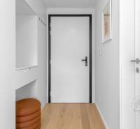 NOVÝ krásny 2i byt, ZWIRN, 2x balkón, parkovanie, Košická - Vstupná chodba v 2-izbovom byte s podlahou s dreveným dekorom a bielym interiérom.