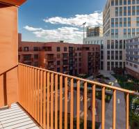 NOVÝ krásny 2i byt, ZWIRN, 2x balkón, parkovanie, Košická - Balkón s výhľadom na vnútroblok s modernými budovami na Košickej v Bratislave - Ružinove.