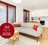 NOVÝ krásny 2i byt, ZWIRN, 2x balkón, parkovanie, Košická - Obývačka v 2-izbovom byte s podlahou s dreveným dekorom a veľkými oknami na balkón.