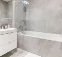 NOVÝ krásny 2i byt, ZWIRN, 2x balkón, parkovanie, Košická - Kúpeľňa v 2-izbovom byte so svetlými obkladačkami a vaňou.