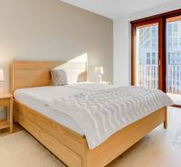 NOVÝ krásny 2i byt, ZWIRN, 2x balkón, parkovanie, Košická - Svetlá spálňa s posteľou a nočným stolíkom v 2-izbovom byte.