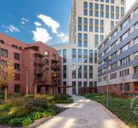 NOVÝ krásny 2i byt, ZWIRN, 2x balkón, parkovanie, Košická - Exteriér 2-izbového bytu na Košickej v Bratislave-Ružinove, s upravenou záhradou.