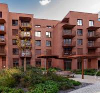 NOVÝ krásny 2i byt, ZWIRN, 2x balkón, parkovanie, Košická - Obytný komplex s tehlovou fasádou a záhradnou úpravou na Košickej ulici v Bratislave - Ružinove.