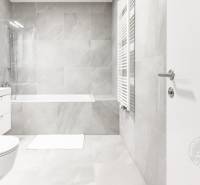 NOVÝ krásny 2i byt, ZWIRN, 2x balkón, parkovanie, Košická - Kúpeľňa s vaňou, práčkou a svetlými obkladmi v 2-izbovom byte.