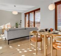 NOVÝ krásny 2i byt, ZWIRN, 2x balkón, parkovanie, Košická - Svetlá obývacia časť s pohovkou, jedálenským stolom a podlahou s dreveným dekorom v 2-izbovom byte.