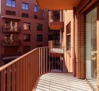 NOVÝ krásny 2i byt, ZWIRN, 2x balkón, parkovanie, Košická - Balkón so zábradlím, výhľad na tehlové fasády budov a Nivy Tower.