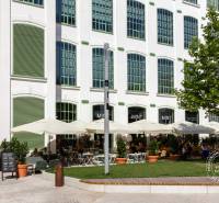 NOVÝ krásny 2i byt, ZWIRN, 2x balkón, parkovanie, Košická - Exteriér budovy na Súkenníckej ulici v Bratislave - Nivy s terasou kaviarne MINT.