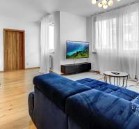 Krásny 3i byt, LODŽIA, PARKING, Dúbravka, Cabanova - Obývačka v 3-izbovom byte s pohovkou, televíziou a podlahou s dreveným dekorom.