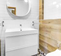 Krásny 3i byt, LODŽIA, PARKING, Dúbravka, Cabanova - Kúpeľňa v 3-izbovom byte so svetlými obkladmi a podlahou s dreveným dekorom.