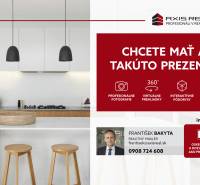 Krásny 3i byt, LODŽIA, PARKING, Dúbravka, Cabanova - Kuchyňa v 3-izbovom byte so svetlým pultom, dreveným dekorom a modernými svietidlami.