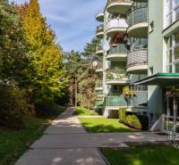 Krásny 3i byt, LODŽIA, PARKING, Dúbravka, Cabanova - Bytový dom obklopený zeleňou na Cabanovej ulici v Bratislave-Dúbravke.