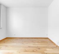 Krásny 3i byt, LODŽIA, PARKING, Dúbravka, Cabanova - Prázdna miestnosť s bielymi stenami a podlahou s dreveným dekorom, 3-izbový byt.