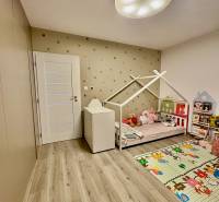 PRENÁJOM - 3-izbový veľkometrážny byt v RED OAK, Lužianky -REZERVOVANÉ - Detská izba v 3-izbovom byte s posteľou a hračkami, podlaha s dreveným dekorom.