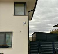 PRENÁJOM - 3-izbový veľkometrážny byt v RED OAK, Lužianky -REZERVOVANÉ - Rodinný dom s modernými oknami na Jasenovej ulici v Lužiankach.