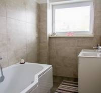 PRENÁJOM - 3-izbový veľkometrážny byt v RED OAK, Lužianky -REZERVOVANÉ - Kúpeľňa so sprchou a umývadlom, dlažba v 3-izbovom byte.