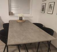 PRENÁJOM - 3-izbový veľkometrážny byt v RED OAK, Lužianky -REZERVOVANÉ - Jedálenský stôl s čiernymi stoličkami a dekoráciou, podlaha s dreveným dekorom, 3-izbový byt.