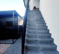 PRENÁJOM - 3-izbový veľkometrážny byt v RED OAK, Lužianky -REZERVOVANÉ - Schodisko vedúce do 3-izbového bytu na Jasenovej ulici v Lužiankach, spevnené dláždené nádvorie.