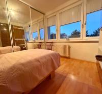 - PREDAJ - 3 izbový byt - Estónska ul. - Vrakuňa  - Spálňa v 3-izbovom byte s posteľou, skriňou a podlahou s dreveným dekorom.