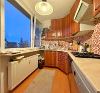 - PREDAJ - 3 izbový byt - Estónska ul. - Vrakuňa  - Kuchyňa v 3-izbovom byte so svetlým nábytkom a podlahou s dreveným dekorom.