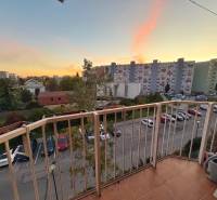 - PREDAJ - 3 izbový byt - Estónska ul. - Vrakuňa  - Výhľad z balkóna v 3-izbovom byte na Estónskej ulici, Bratislava - Vrakuňa.