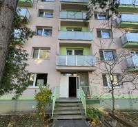 Šahy – 3i Byt v Centre Mesta s Balkónom  - Bytový dom s balkónmi na Vajanského ulici v Šahách ponúka 3-izbový byt.