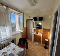 Šahy – 3i Byt v Centre Mesta s Balkónom  - Jedáleň v 3-izbovom byte s podlahou s dreveným dekorom a otvoreným oknom.