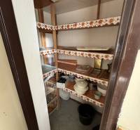 Šahy – 3i Byt v Centre Mesta s Balkónom  - Špajza v 3-izbovom byte so zabudovanými policami a uskladnenými kuchynskými potrebami.