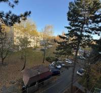 Šahy – 3i Byt v Centre Mesta s Balkónom  - Ulica Vajanského v Šahách, 3-izbový byt v zeleni s parkovaním a stromy.