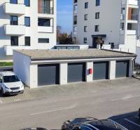 | 2-izbový byt, ul. Predmerského VINOHRADY | Trenčín  - Pohľad na Predmerského ulicu v Trenčíne s bytovým domom a parkovaním.