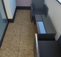 | 2-izbový byt, ul. Predmerského VINOHRADY | Trenčín  - Balkón so sedením v 2-izbovom byte na Predmerského ulici v Trenčíne.