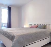 | 2-izbový byt, ul. Predmerského VINOHRADY | Trenčín  - Spálňa v 2-izbovom byte so svetlým nábytkom a podlahou s dreveným dekorom.