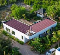 LUXURY 2-BEDROOM VILLA IN PAJE - Výstavba domov v Paje, Unguja South Region, s červenou strechou obklopená zeleňou.