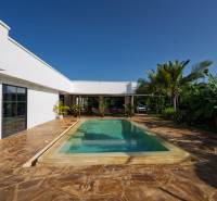 LUXURY 2-BEDROOM VILLA IN PAJE - Biela architektúra s bazénom uprostred zelene v Paje, Unguja South Region.